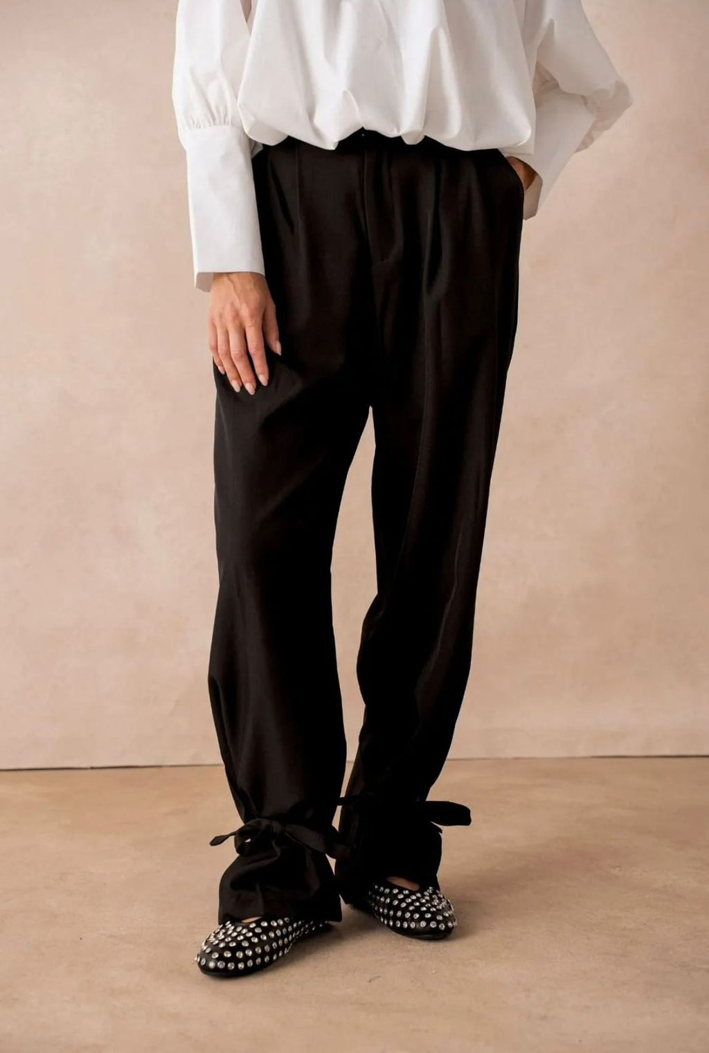 Classic pants with ankle ribbon