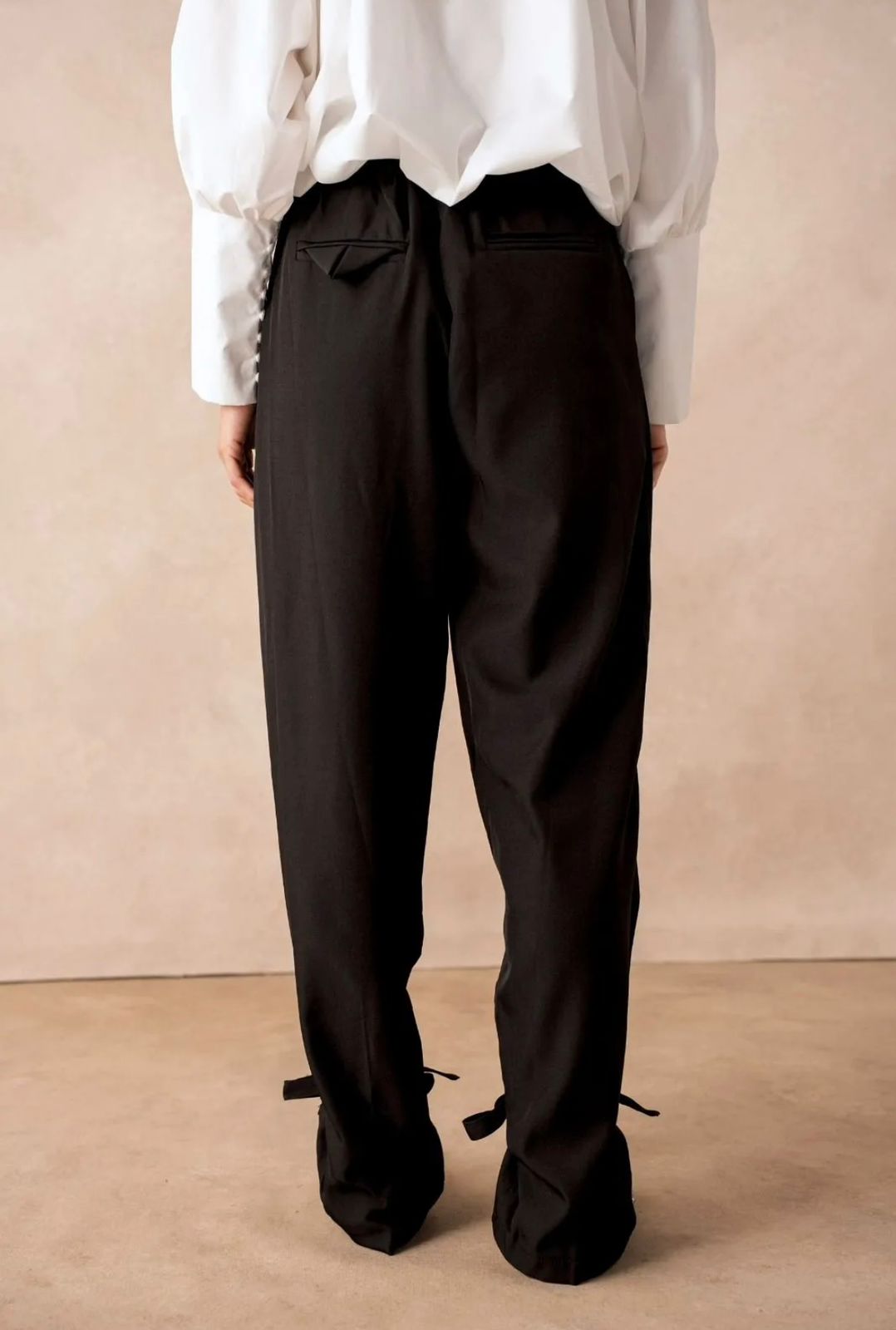 Classic pants with ankle ribbon